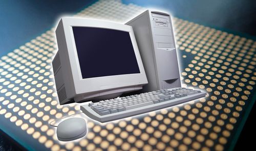 Ordenador antiguo, con teclado y ratón, sobre un fondo de procesador Intel.