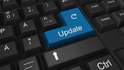 Ilustración conceptual del proceso de actualización de Windows, con un engranaje y una flecha de descarga sobre el logo de Windows.