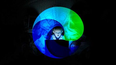 Niño Internet con Edge