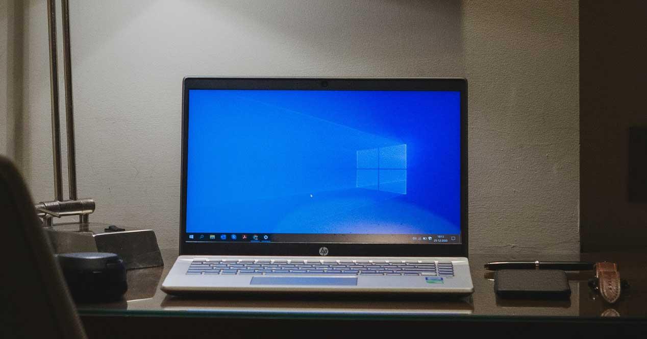 Portátil con Windows en escritorio