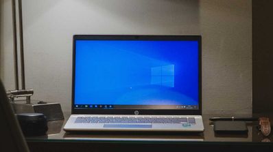 Portátil con Windows en escritorio