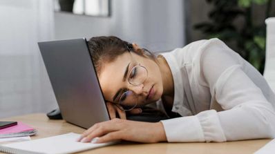 Dormida delante del PC