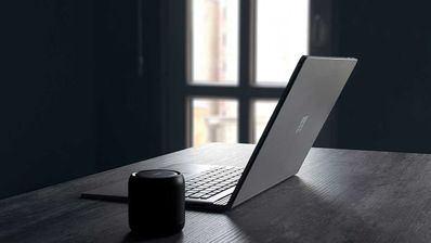 Portátil con Windows y altavoz