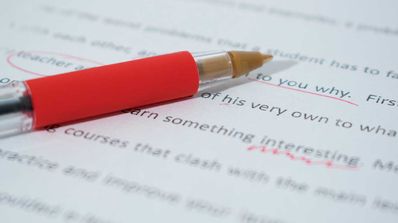 Faltas de ortografía escritas en un papel