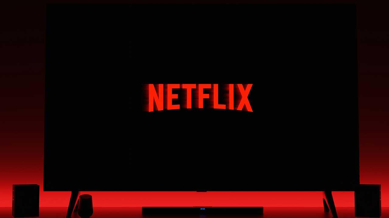 TV Netflix con leds rojos