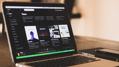 Portátil con música en Spotify