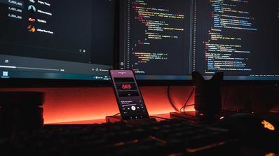 Desarrollador programando el PC