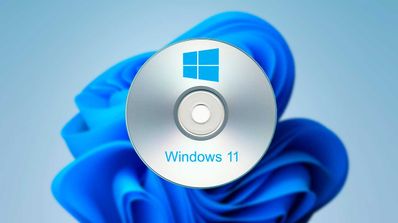 Ilustración del logo de Windows 11 sobre un fondo azul con un CD-ROM representando un archivo ISO para descargar.