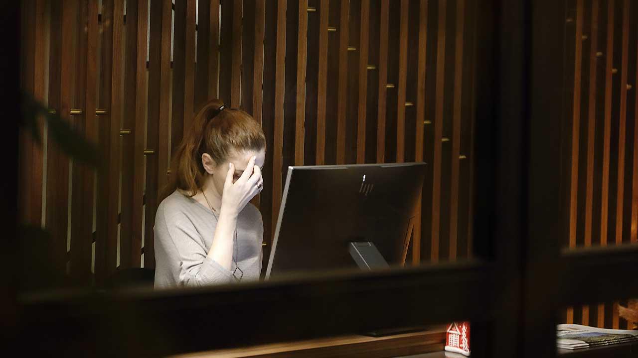 Mujer con PC controlado por hackers