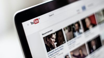 Ordenador mostrando la web de YouTube
