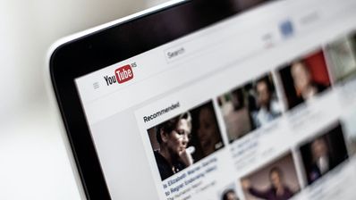 Ordenador mostrando la web de YouTube
