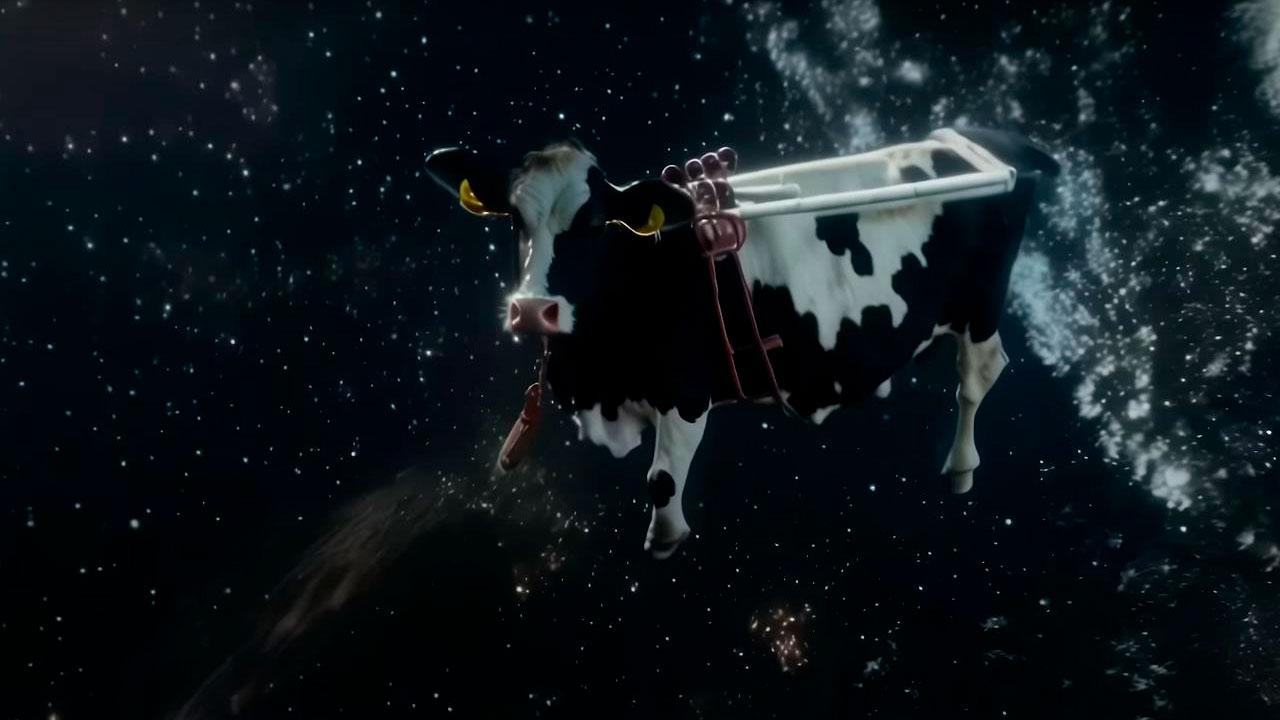 Vaca volando por espacio