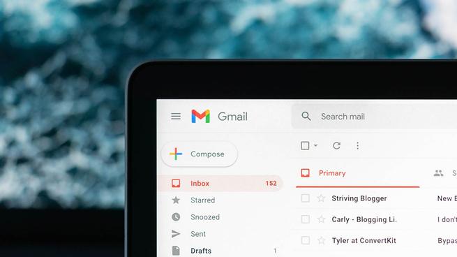 Portátil con Gmail en primer plano
