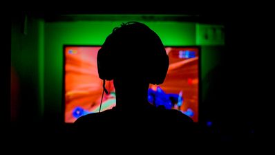 Joven jugando a videojuegos