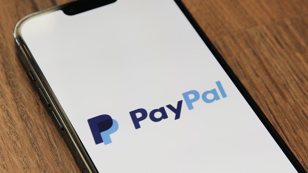 Smartphone mostrando logo de PayPal