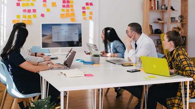 Personas con portátiles reunidas en una mesa