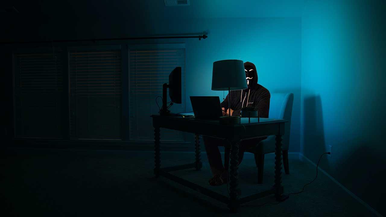 Hacker en habitación oscura