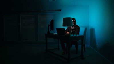 Hacker en habitación oscura