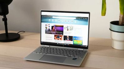 Portátil moderno mostrando el escritorio de Windows 11, simbolizando el tema del artículo sobre sistemas operativos.