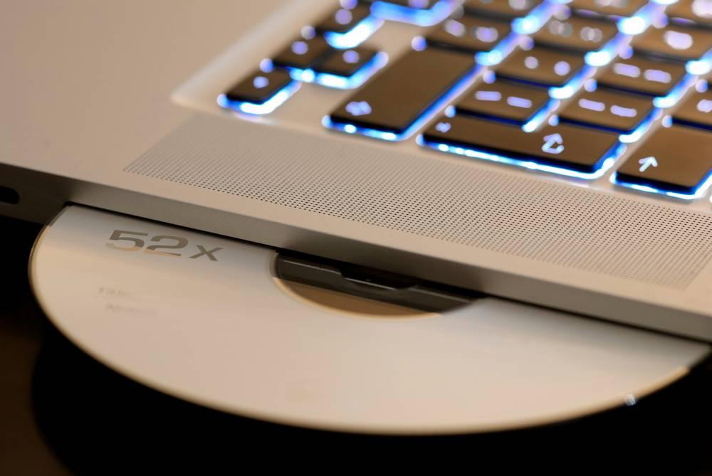 CD en lector de ordenador portátil
