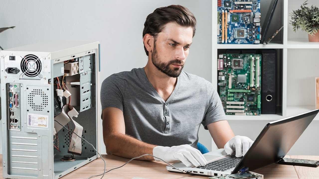Hombre arreglando ordenador