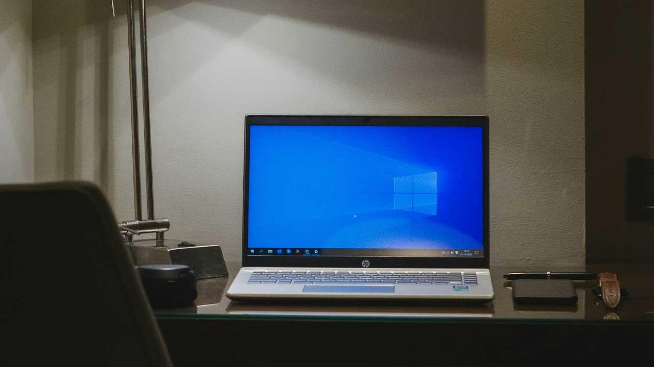 Portátil con Windows 10 en habitación
