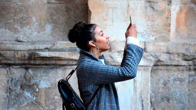 Mujer haciendo fotos