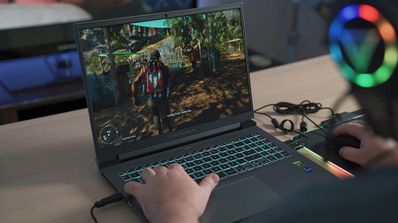 Persona jugando a videojuegos en portátil