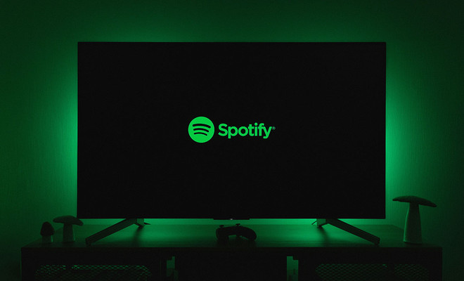 Monitor mostrando logo de Spotify