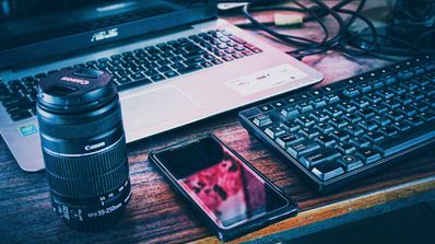 Móvil, objetivo, portátil y teclado