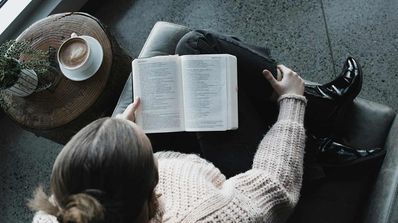 Mujer leyendo un libro