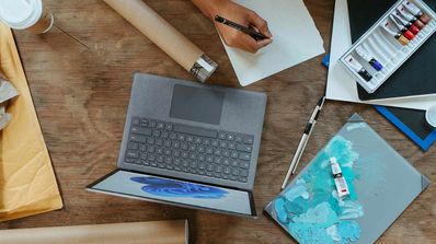 Surface Laptop rodeado de pinturas