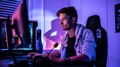 Joven jugando a videojuegos