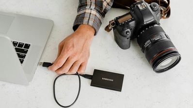 Hombre conectando ssd externo a portátil