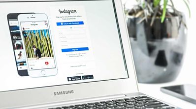 Portátil mostrando la web de Instagram