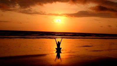 Meditar haciendo yoga en la playa