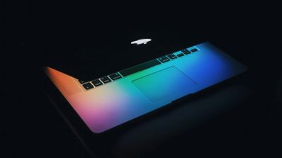 Portátil Mac en la oscuridad