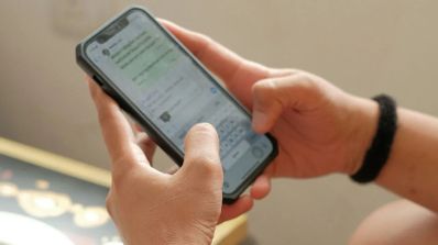 movil en la mano con whatsapp