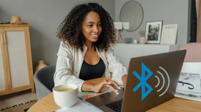 Mujer con portátil bluetooth