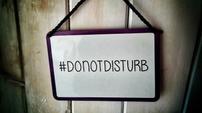 Símbolo de hashtag en un cartel de no molestar, ilustrando la noticia sobre la prohibición de hashtags en los anuncios de la red social X.