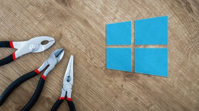 Alicates junto al logotipo de Windows