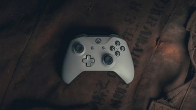 Mando de Xbox Series, en color blanco, listo para empezar a jugar.