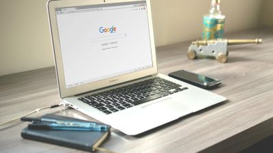 Ordenador antiguo conectado a Internet a través de google chrome