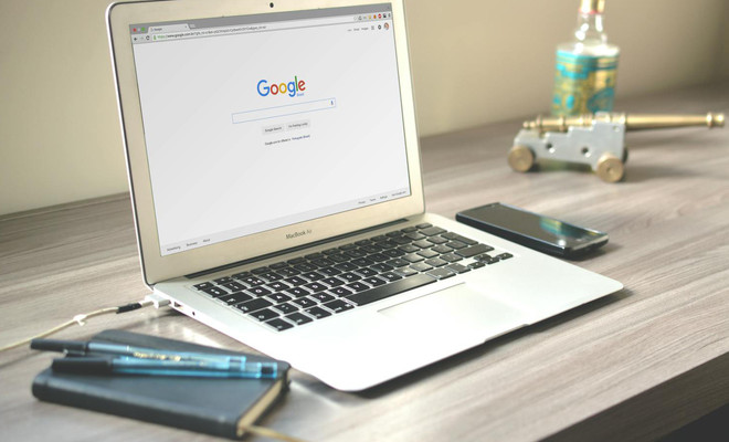Ordenador antiguo conectado a Internet a través de google chrome