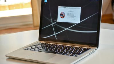 Un portátil abierto mostrando una interfaz de sistema operativo con ventanas coloridas, simbolizando las alternativas de código abierto a sistemas operativos como Linux o Windows.