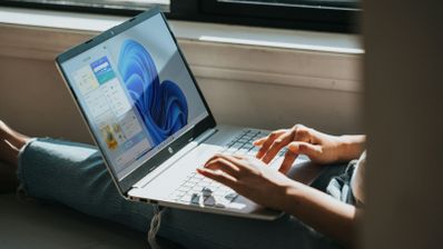 Persona usando un ordenador con Windows 11