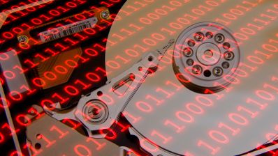 Ilustración conceptual de un disco duro con código binario superpuesto, representando las vulnerabilidades de seguridad en Windows 11