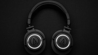 Auriculares de diadema negros sobre una mesa, representando un dispositivo de audio para diagnosticar problemas de sonido en Windows