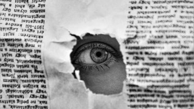Invasor de privacidad a través de un periódico que mira al usuario.