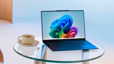 Portátil de última generación mostrando la interfaz de Windows 11 con el logo de Copilot+, representando los nuevos equipos con NPU.